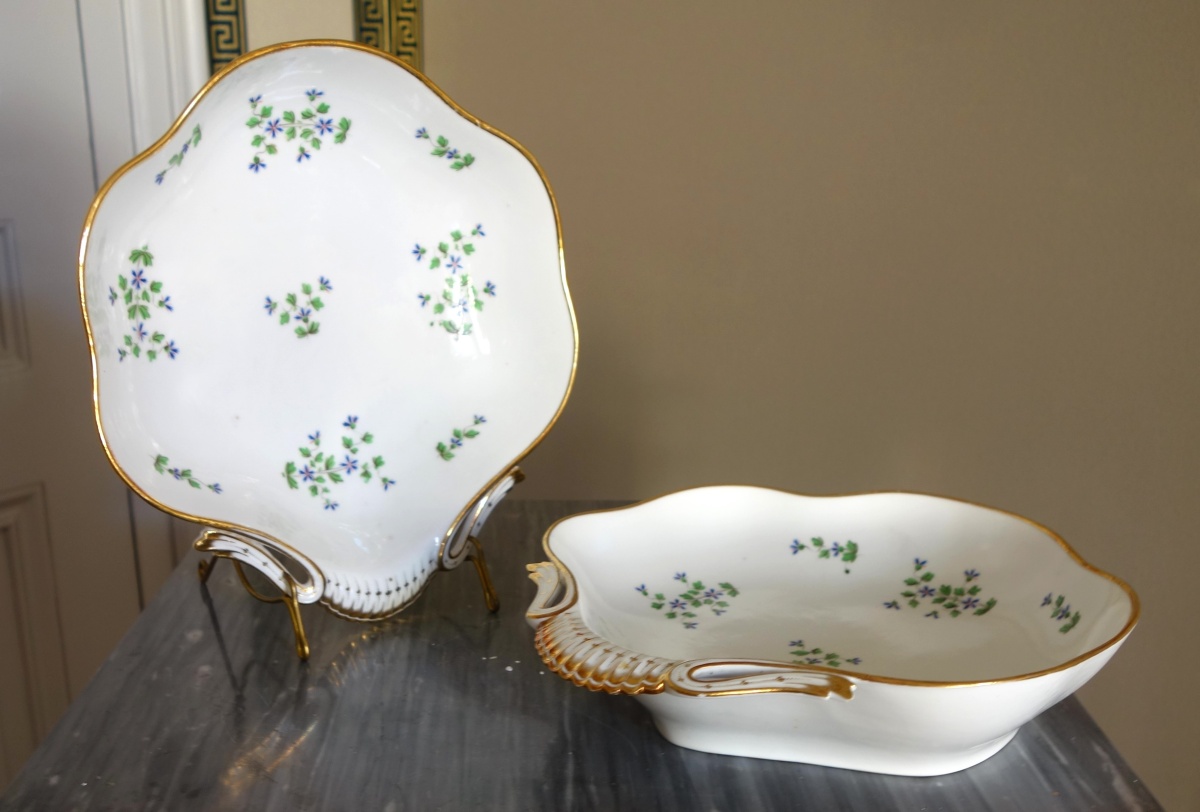 Détail — Manufacture Dihl et Guerhard - paire de corbeilles à pain en porcelaine décor aux barbeaux - signée