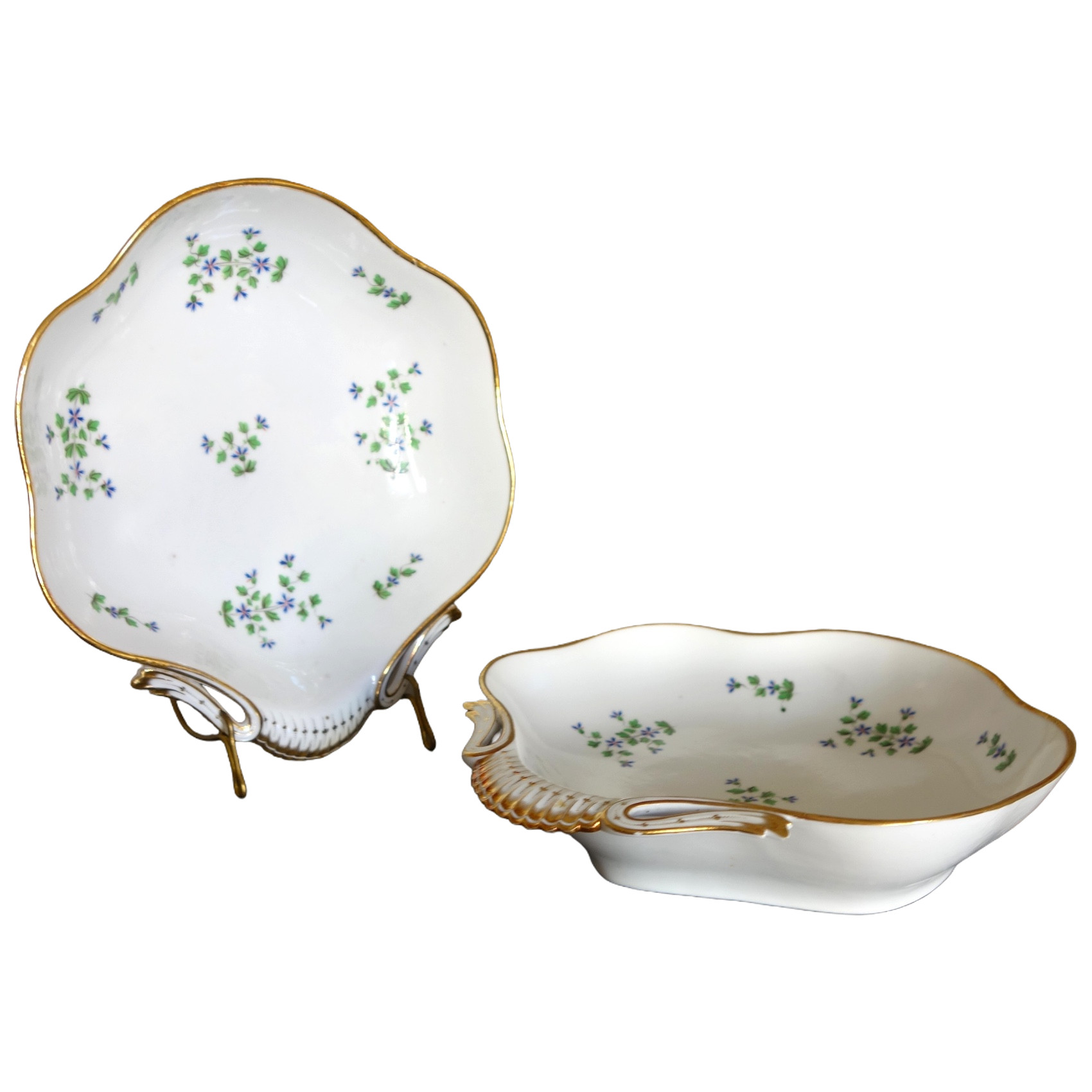 Manufacture Dihl et Guerhard - paire de corbeilles à pain en porcelaine décor aux barbeaux - signée