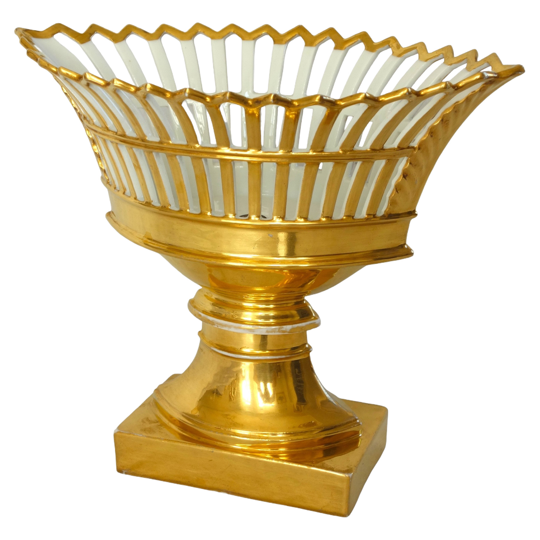 Coupe ajourée de forme navette, porcelaine de Paris dorée à l'or, époque Empire Restauration