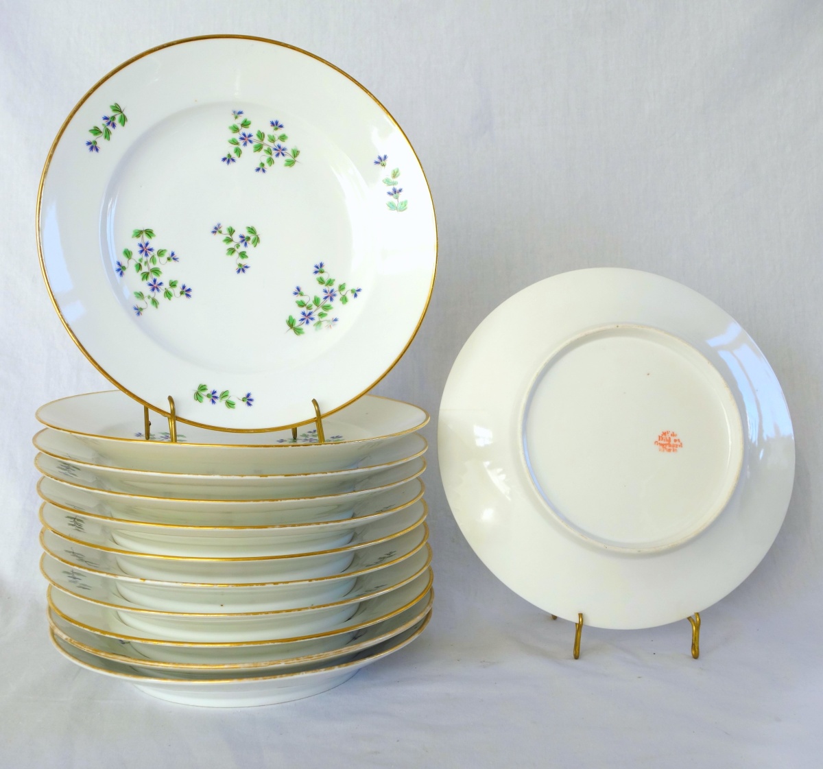 Détail — Manufacture Dihl et Guerhard : suite de 12 assiettes de table aux Barbeaux - signées