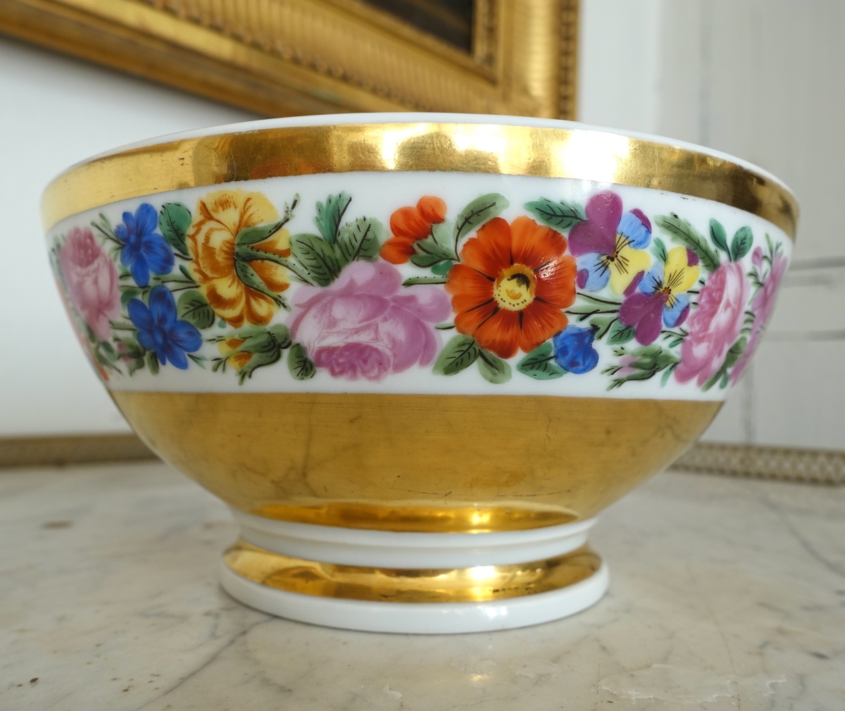 Détail — Bol à biscuits d'époque Charles X en porcelaine de Paris - décor floral et or - vers 1830