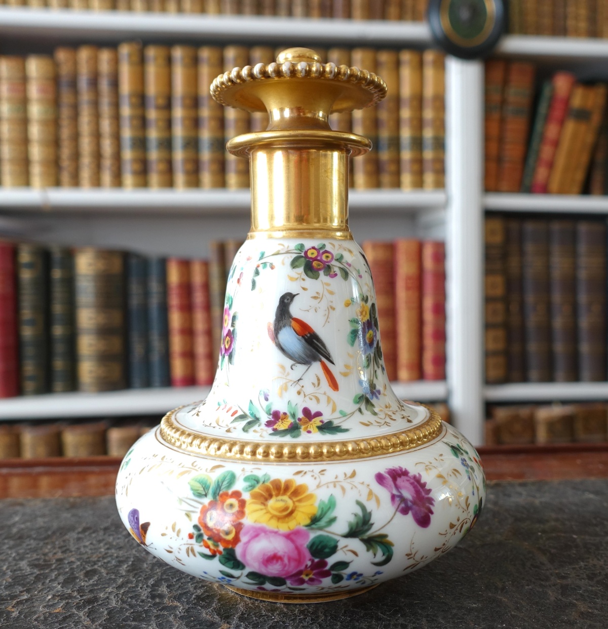 Détail — Manufacture Darte - flacon en porcelaine à décor floral et or d'époque Charles X - signé
