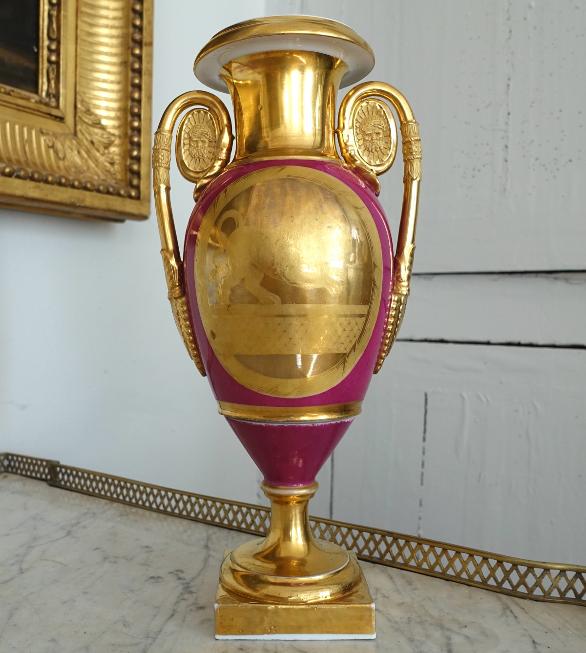 Détail — Vase d'ornement en porcelaine de Paris dorée et pourpre - époque Empire Restauration