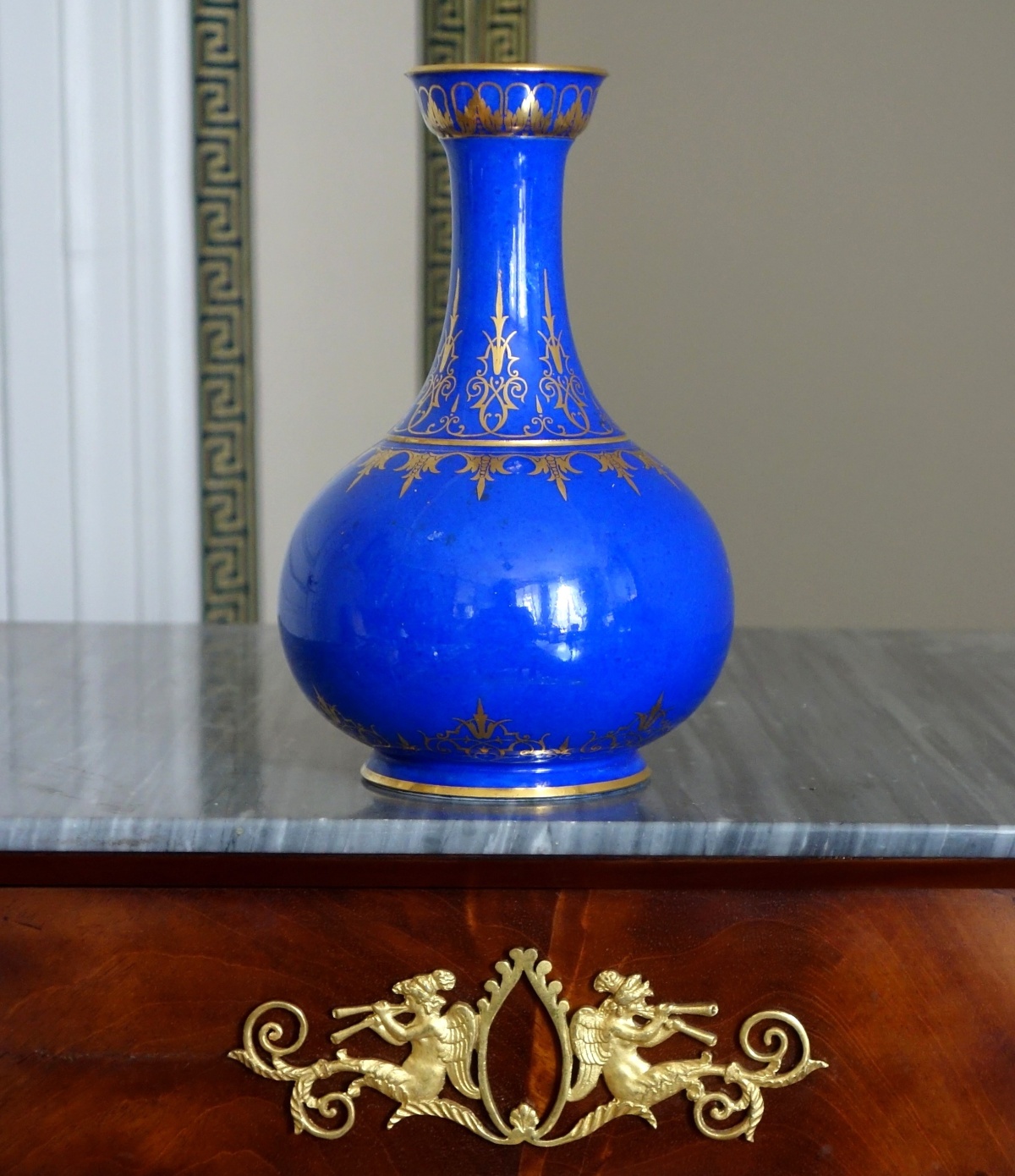 Détail — Manufacture Impériale de Sèvres - vase à la Turque en porcelaine bleue et or - signé & daté 1861