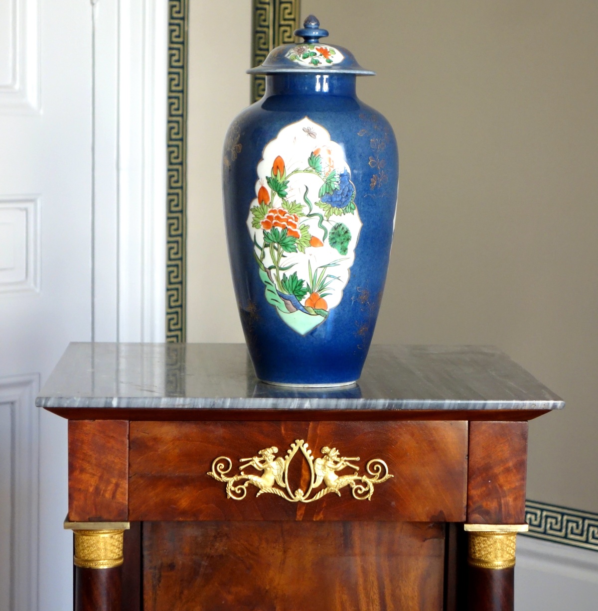 Détail — Potiche en porcelaine de Chine fond bleu - début XXe siècle - 29cm