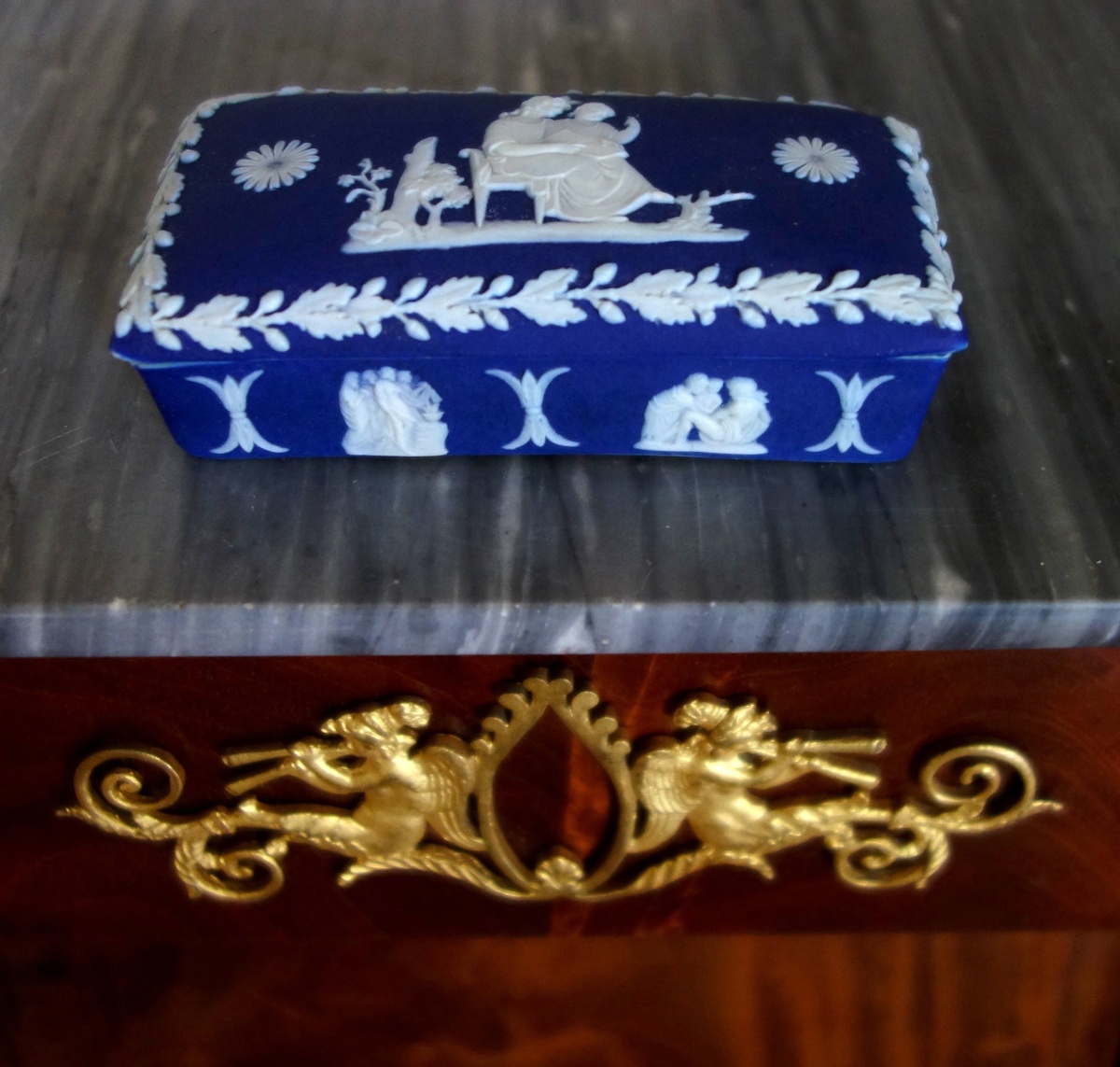 Détail — Wedgwood - boîte rectangulaire à l'antique en biscuit de porcelaine bleu foncé