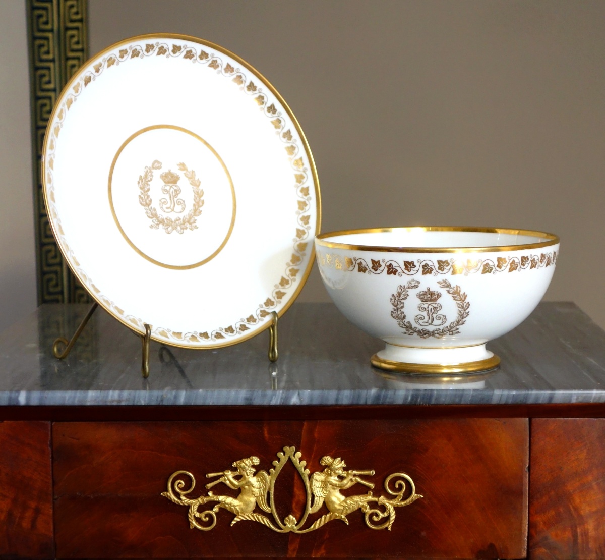 Détail — Bol et soucoupe royale de Louis Philippe à Trianon - porcelaine de Sèvres, service des Princes