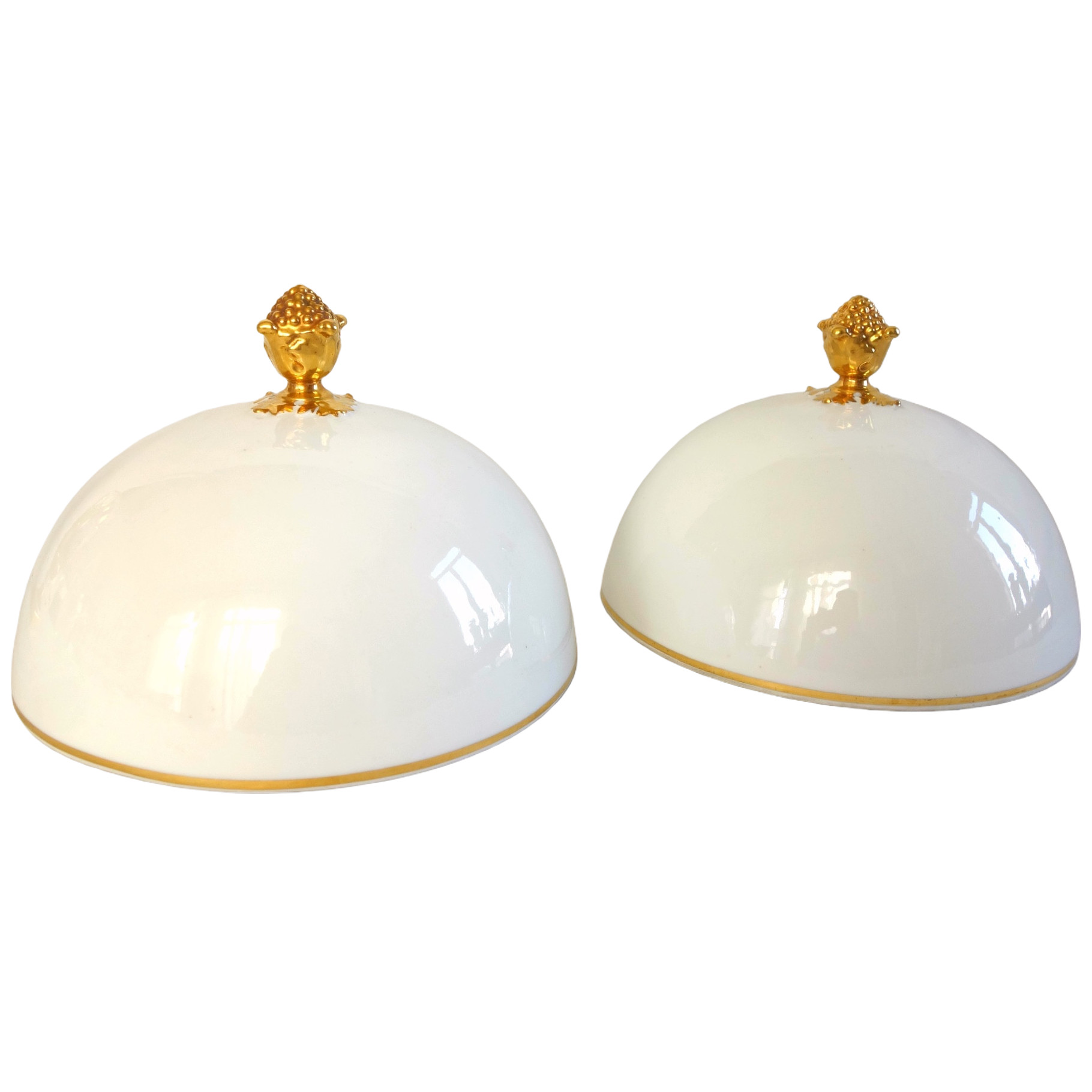 Manufacture Honoré - paire de cloches à plats en porcelaine blanche et or, époque Restauration