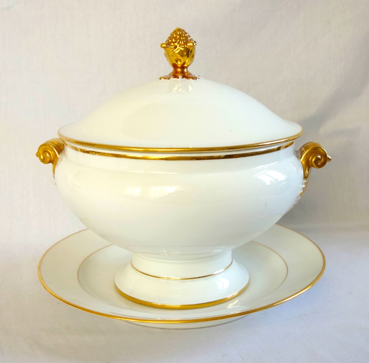 Détail — Manufacture Honoré - soupière & dormant en porcelaine blanche & or