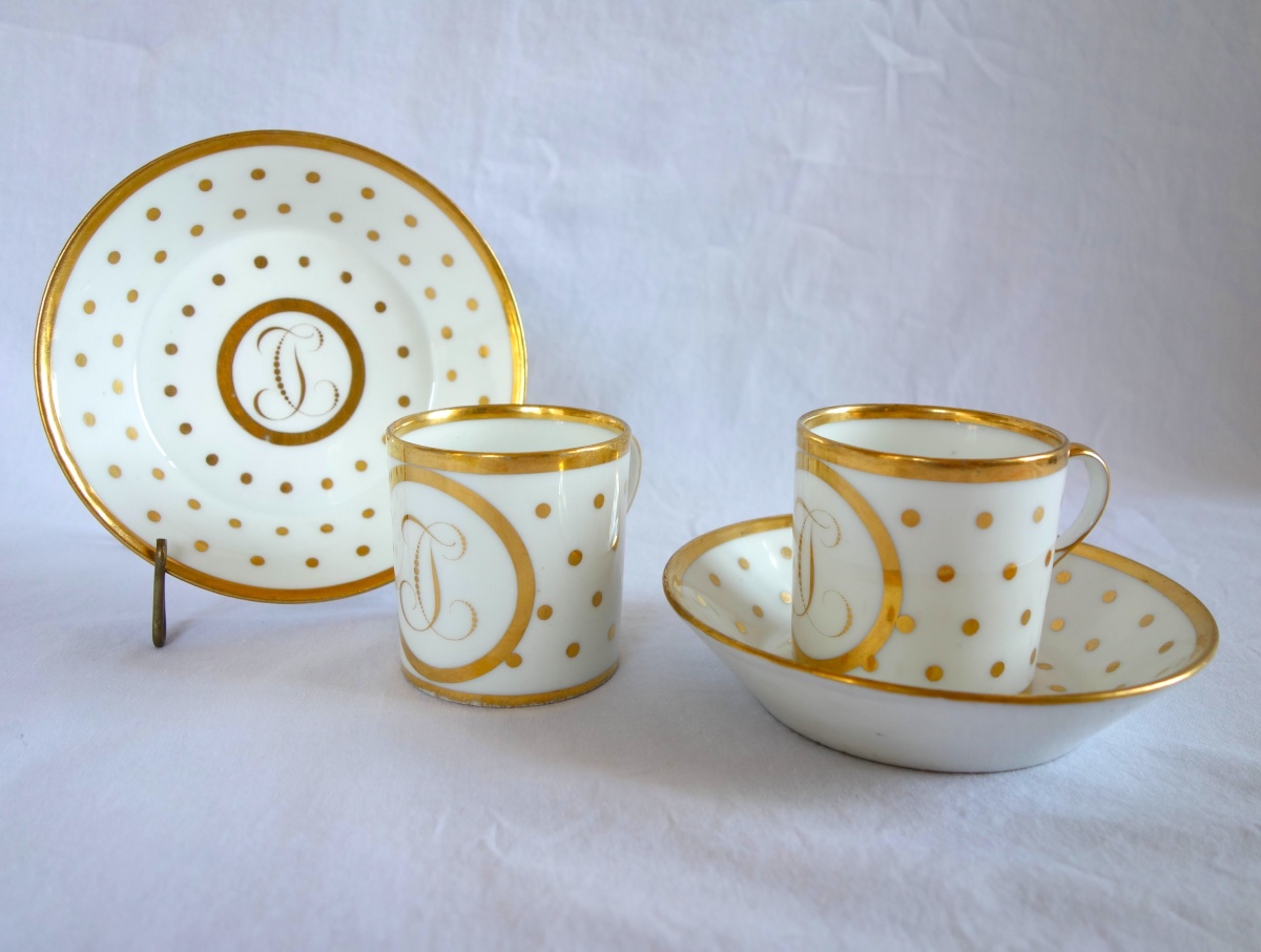 Détail — Paire de tasses à café litron en porcelaine de Paris, époque Empire, décor pointillé à l'or