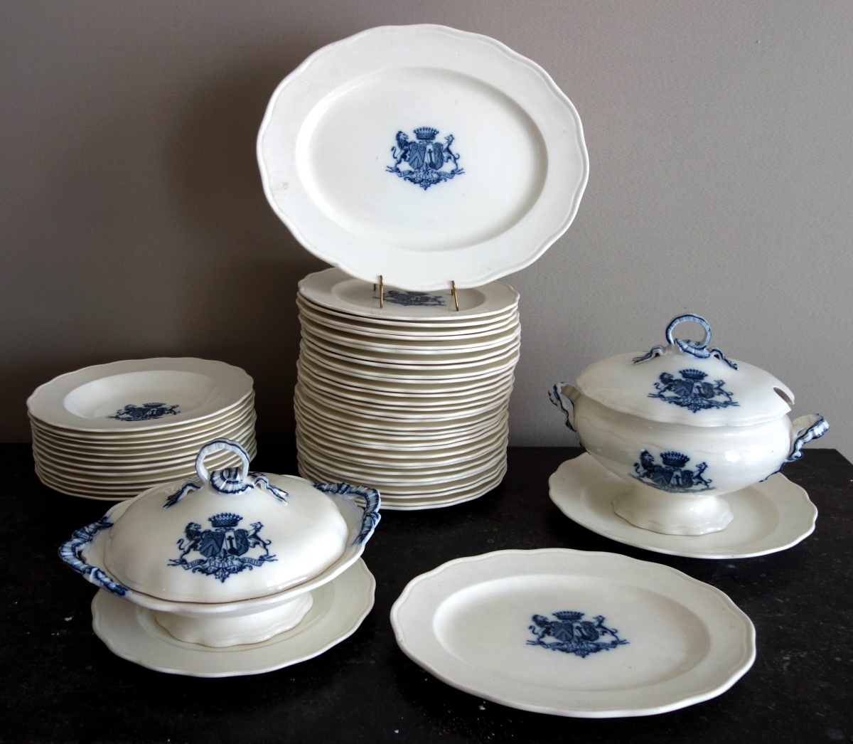 Détail — Famille de Galbert - service de table armoirié en faience Brown-Westhead Moore & Cie, 46 pièces
