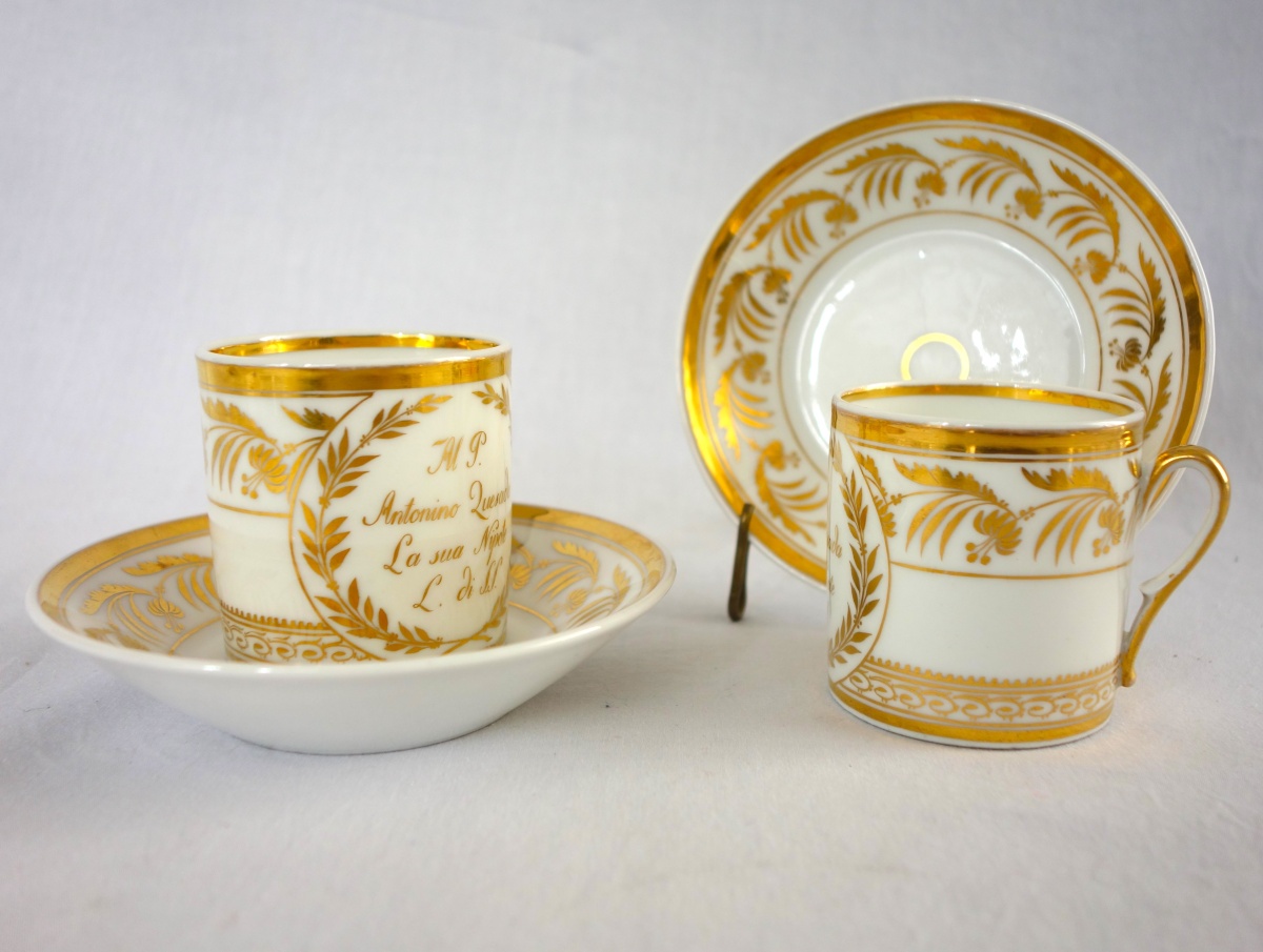 Détail — Paire de tasses à café Empire en porcelaine, Naples, Marquis Quesada di San Sebastiano Sardaigne