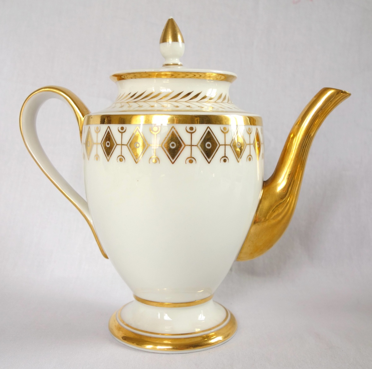 Détail — Manufacture Nast - verseuse théière en porcelaine dorée à l'or fin - époque Empire