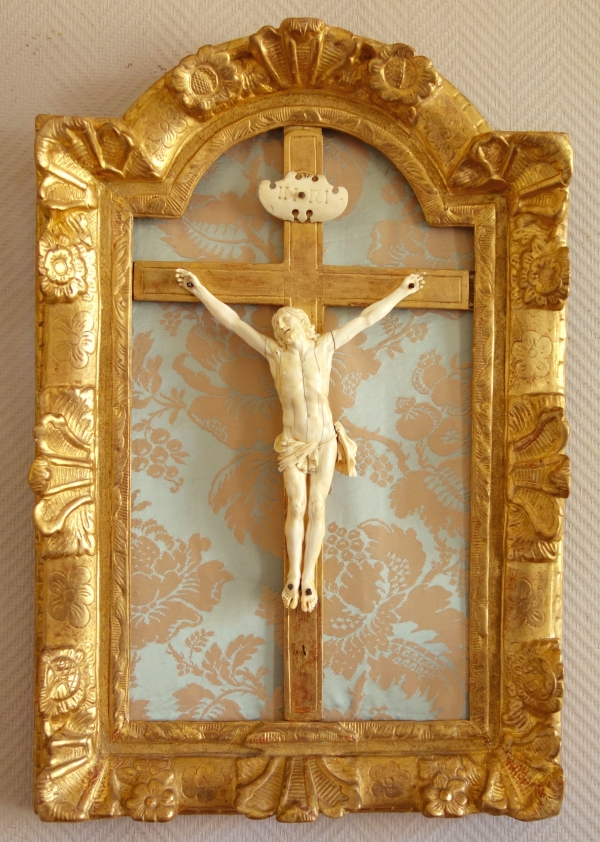 Détail — Grand Christ en ivoire, cadre en bois doré, époque Louis XIV Régence - début XVIIIe siècle