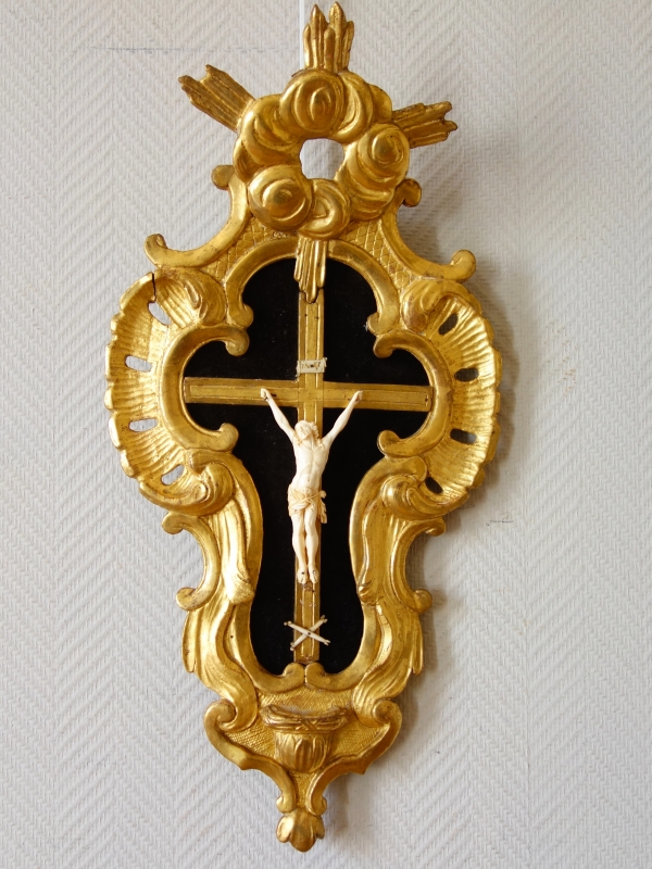 Détail — Christ en ivoire à riche cadre Rocaille en bois doré, Provence, époque Louis XV - milieu XVIIIe siècle