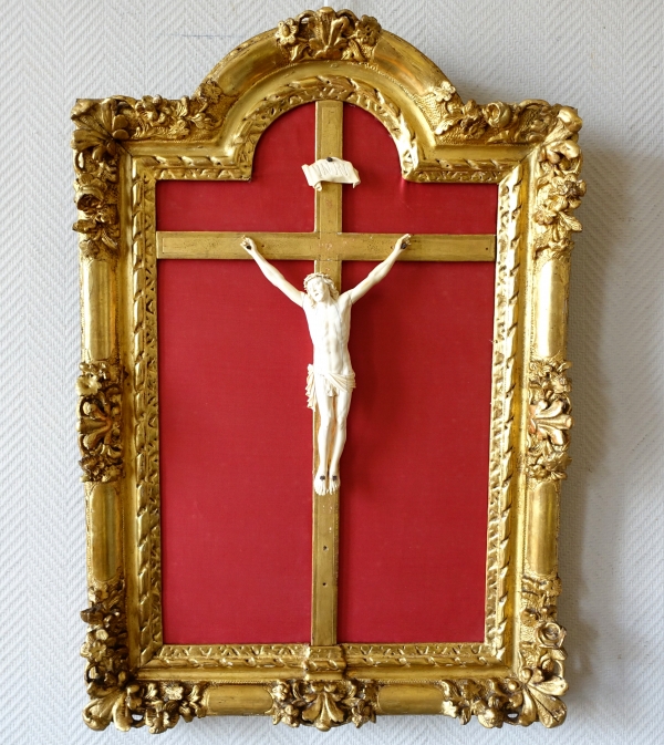 Détail — Grand Christ en ivoire, cadre en bois doré, époque Louis XIV Régence - début XVIIIe siècle