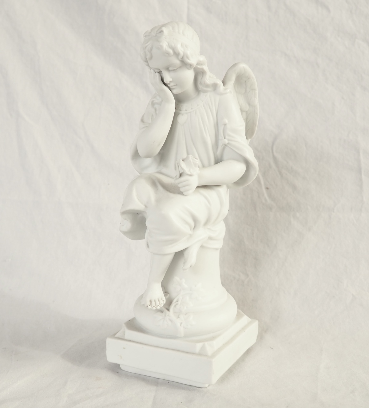 Détail — Statue d'Ange Gardien, biscuit de porcelaine XIXe siècle, objet religieux traditionaliste