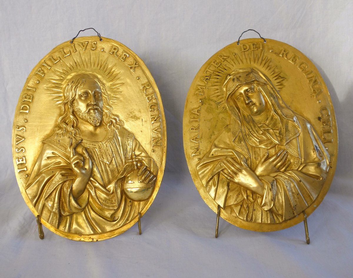 Détail — Paire de plaques de dévotion Louis XIV - Jésus et Sainte Vierge en bronze ciselé & doré au mercure