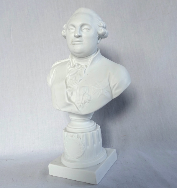 Détail — Buste du Roi Louis XVI en biscuit de porcelaine, souvenir historique royaliste