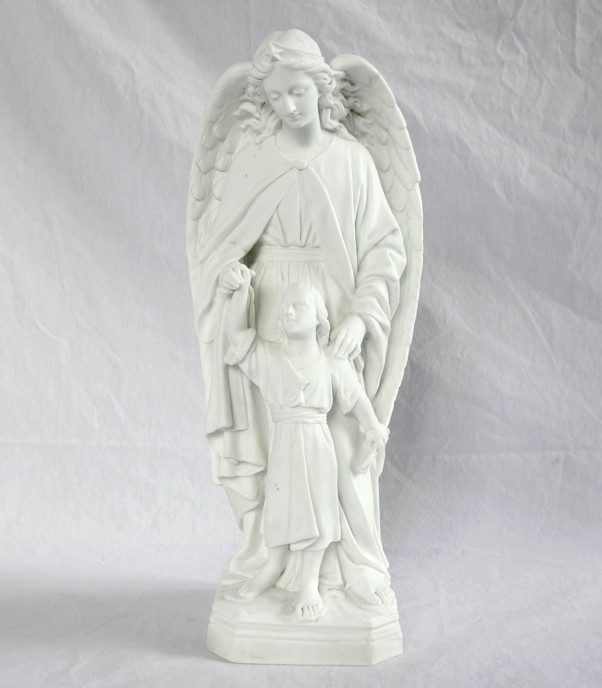 Détail — Grande statue d'Ange Gardien, biscuit de porcelaine, objet religieux traditionaliste - XIXe siècle