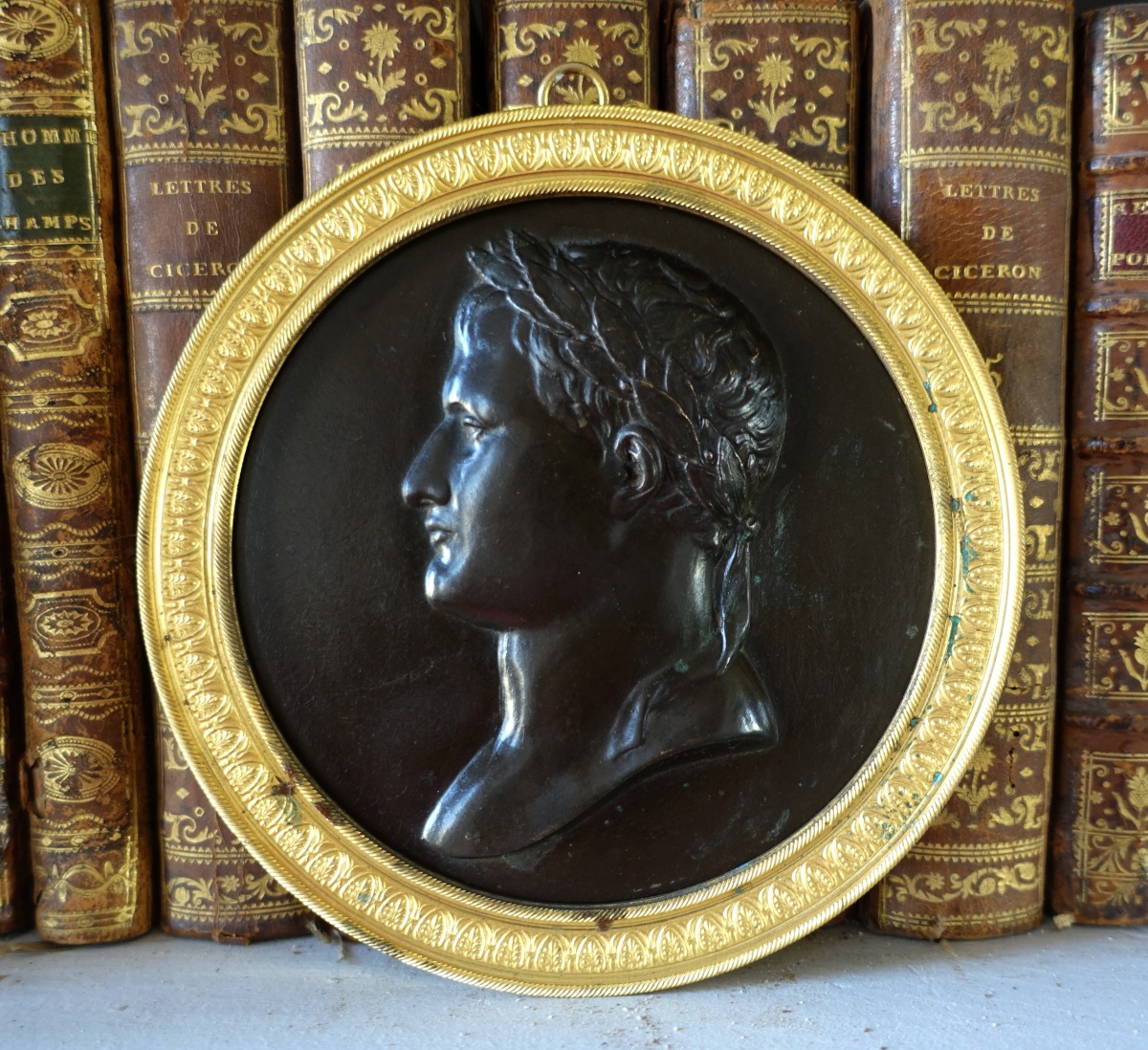 Détail — Grand médaillon : portrait de Napoleon en Empereur Romain : bronze patiné et doré