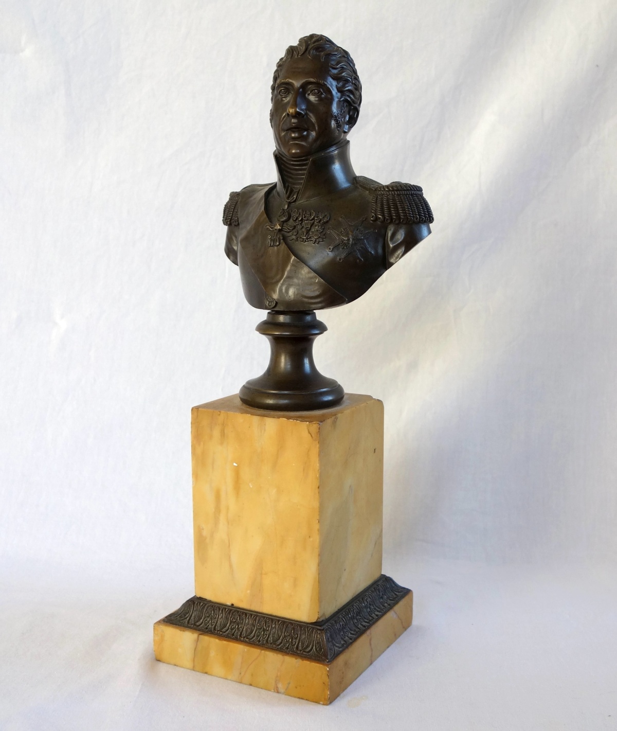 Détail — Charles X Roi de France - buste royaliste en bronze patiné et marbre jaune de Sienne
