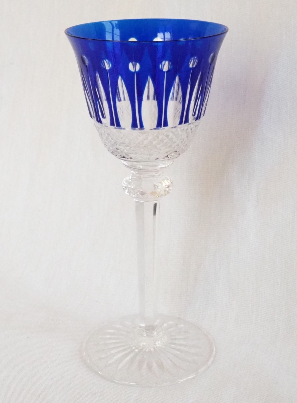 Détail — Verre à vin du Rhin / roemer en cristal de St Louis, modèle Tommy overlay bleu cobalt - signé - 19,8cm