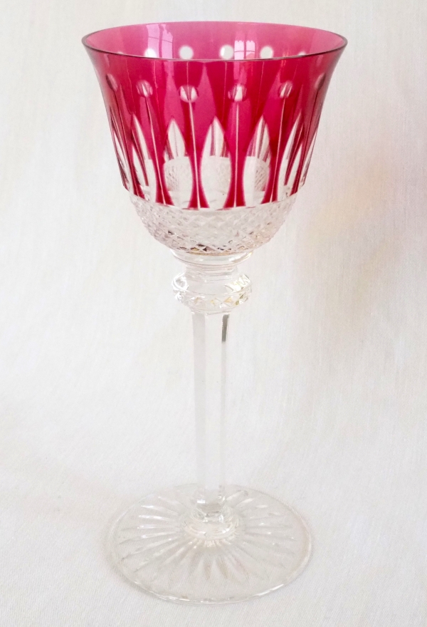 Détail — Verre à vin du Rhin / roemer en cristal de St Louis, modèle Tommy overlay rose - signé - 19,8cm