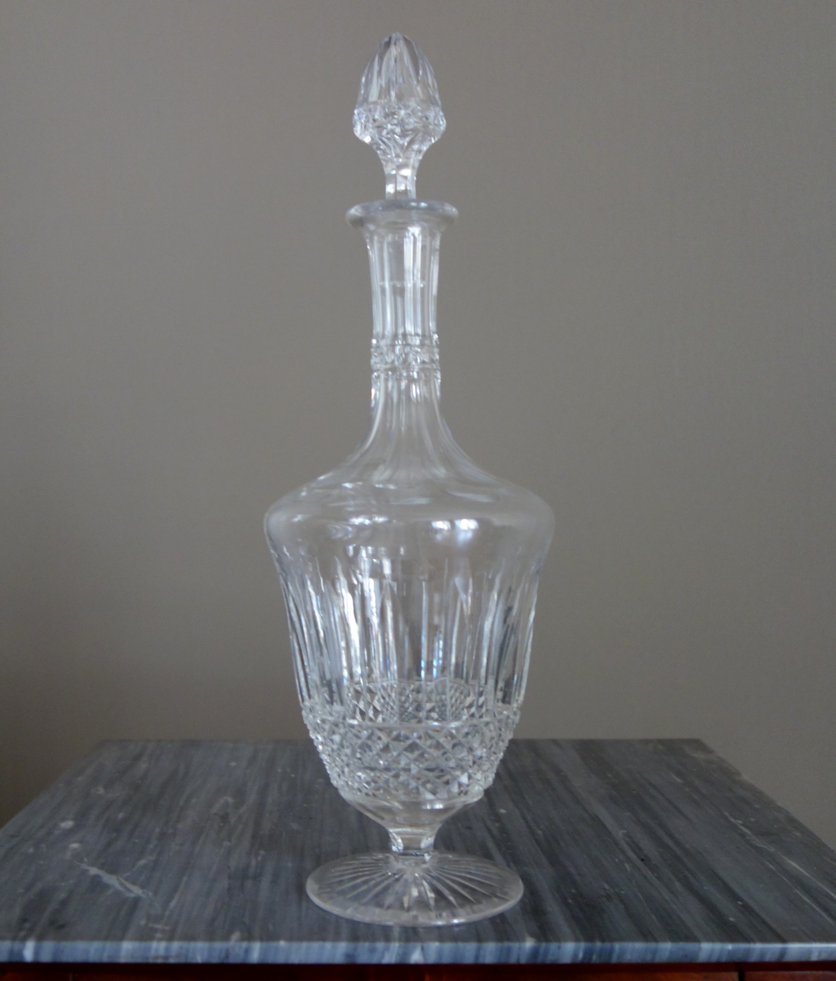 Détail — Carafe à vin en cristal de Saint Louis, modèle Tommy - 33cm