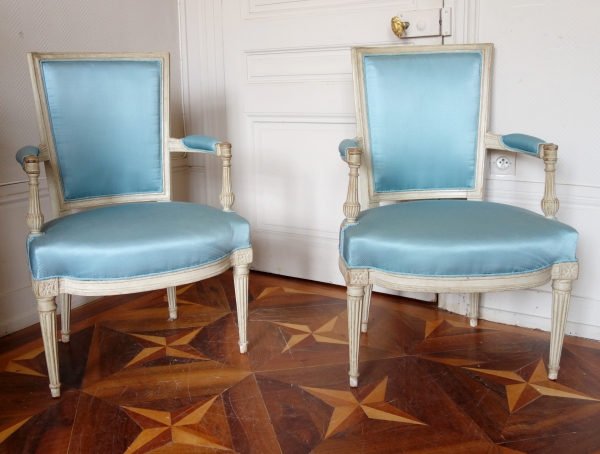 Détail — Paire de fauteuils cabriolets d'époque Louis XVI, cannetille de soie bleu