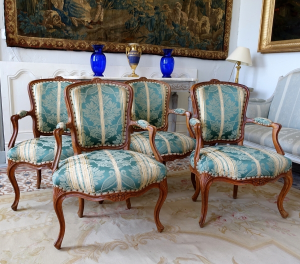 Détail — Suite de 4 fauteuils cabriolet d'époque Louis XV en bois naturel, soierie verte - XVIIIe siècle