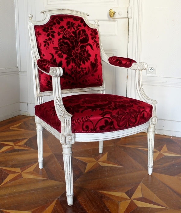 Détail — Fauteuil de bureau d'époque Louis XVI en bois sculpté et velours de Gênes