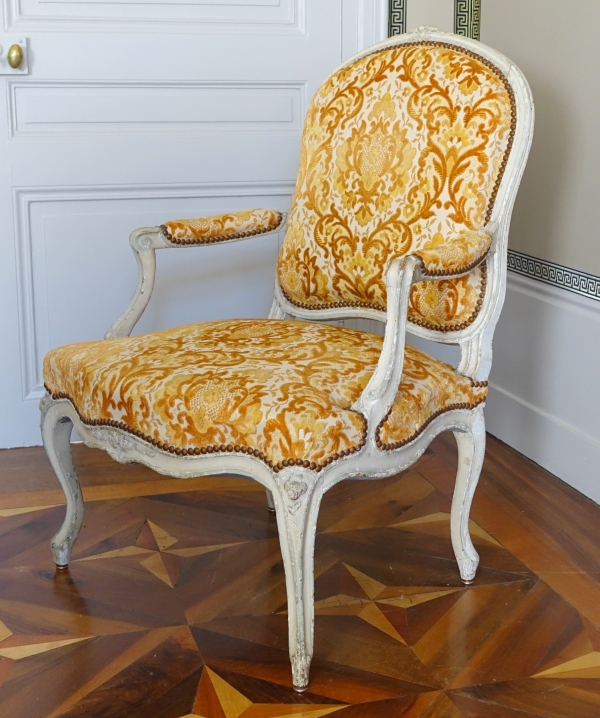 Détail — Fauteuil à la Reine d'époque Louis XV en bois laqué, velours frappé