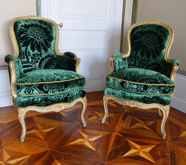 Détail — Louis Delanois - paire de bergères Louis XV en cabriolet - estampille - velours de soie