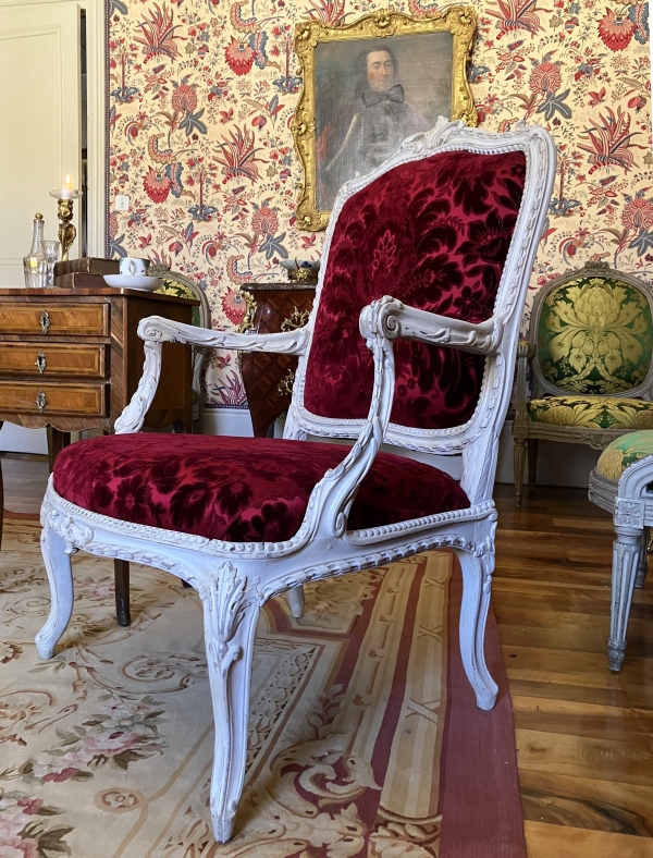 Détail — Fauteuil à châssis d'époque Louis XV Transition - marques au fer GM (Garde Meuble ?)