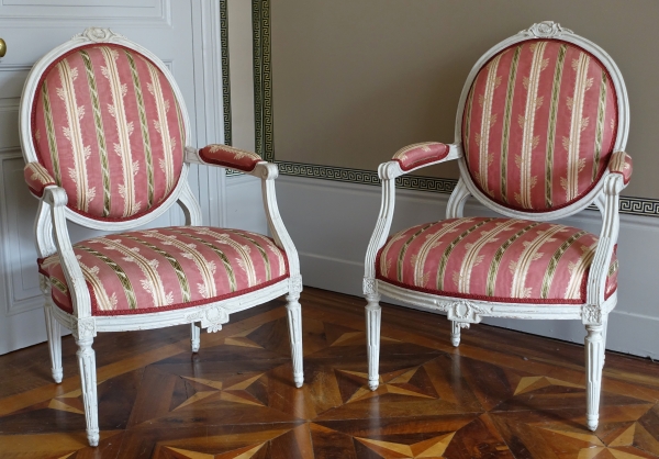Détail — Paire de fauteuils à la Reine d'époque Louis XVI à dossier médaillon