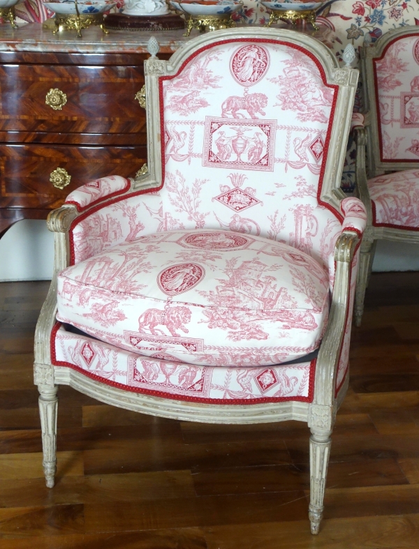 Détail — Bergère d'époque Louis XVI en bois laqué, toile de Jouy rose-rouge