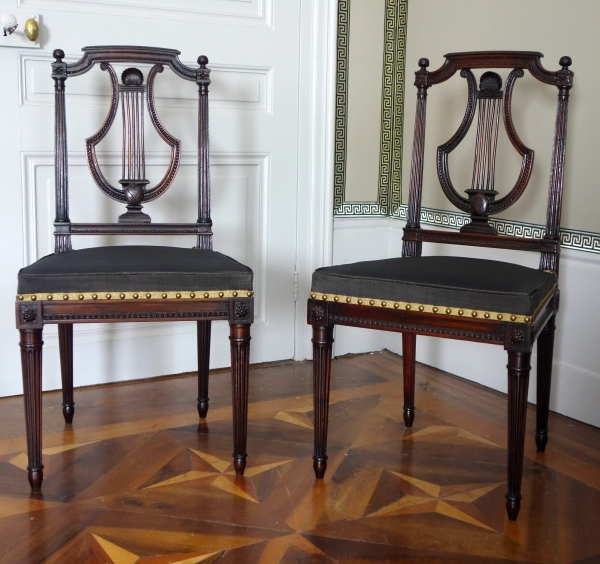 Détail — Compiegne - Mobilier de l'Empereur, paire de chaises lyre acajou époque Louis XVI par Deshayes