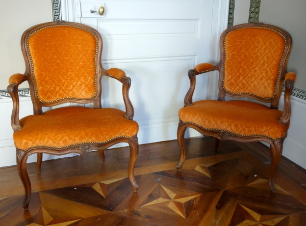 Détail — Paire de fauteuils cabriolets d'époque Louis XV en noyer, velours frappé - XVIIIe siècle