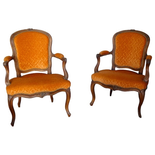 Paire de fauteuils cabriolets d'époque Louis XV en noyer, velours frappé - XVIIIe siècle