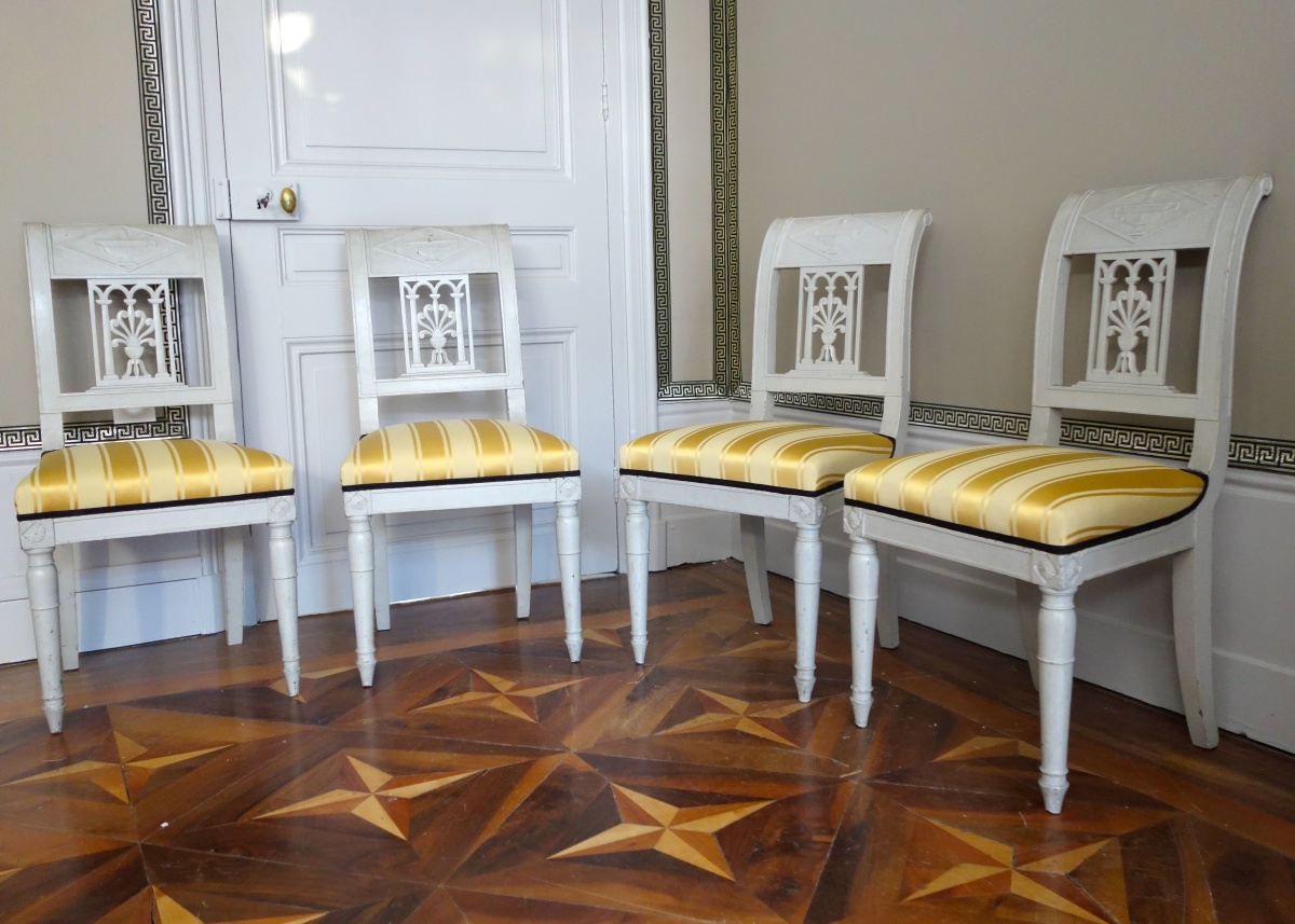 Détail — Suite de 4 chaises à l'étrusque en bois finement sculpté & laqué, époque Directoire, vers 1795