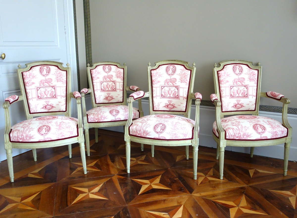 Détail — Suite de 4 fauteuils cabriolets d'époque Louis XVI en bois laqué, couverture toile de Jouy