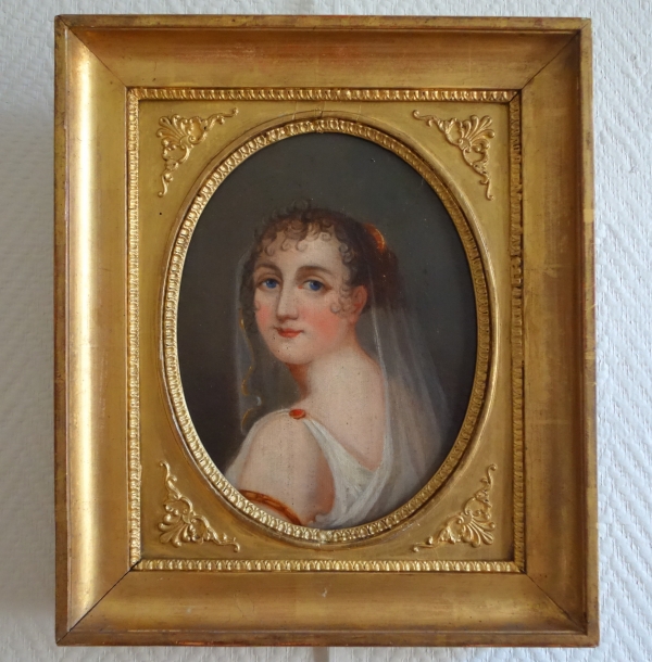 Détail — Portrait d'époque Empire, jeune fille vêtue à l'antique, huile sur toile - 38cm x 32cm