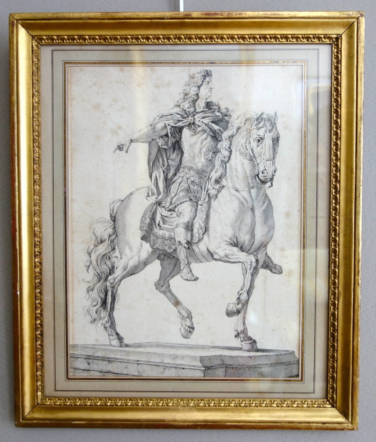 Détail — Portrait équestre de Louis XIV d'après la statue de Girardon, gravure, XVIIIe siècle