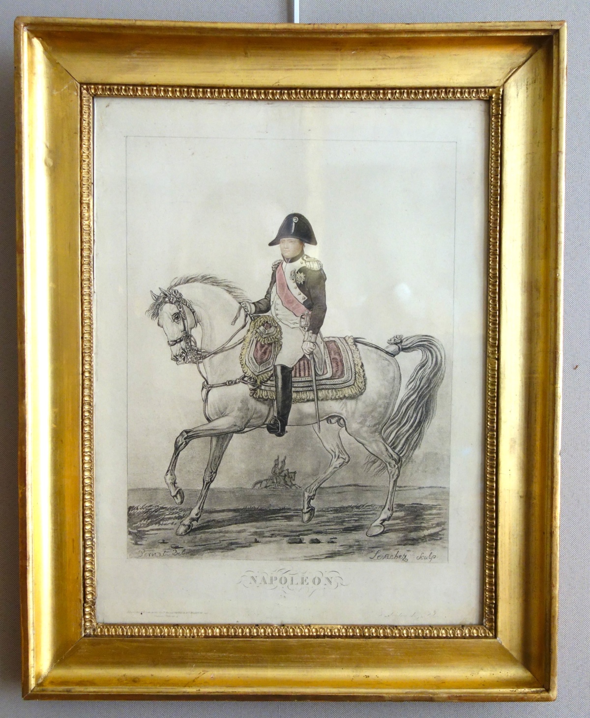 Détail — Napoléon à cheval, gravure colorisée d'après Carle Vernet - cadre en bois doré d'époque Empire