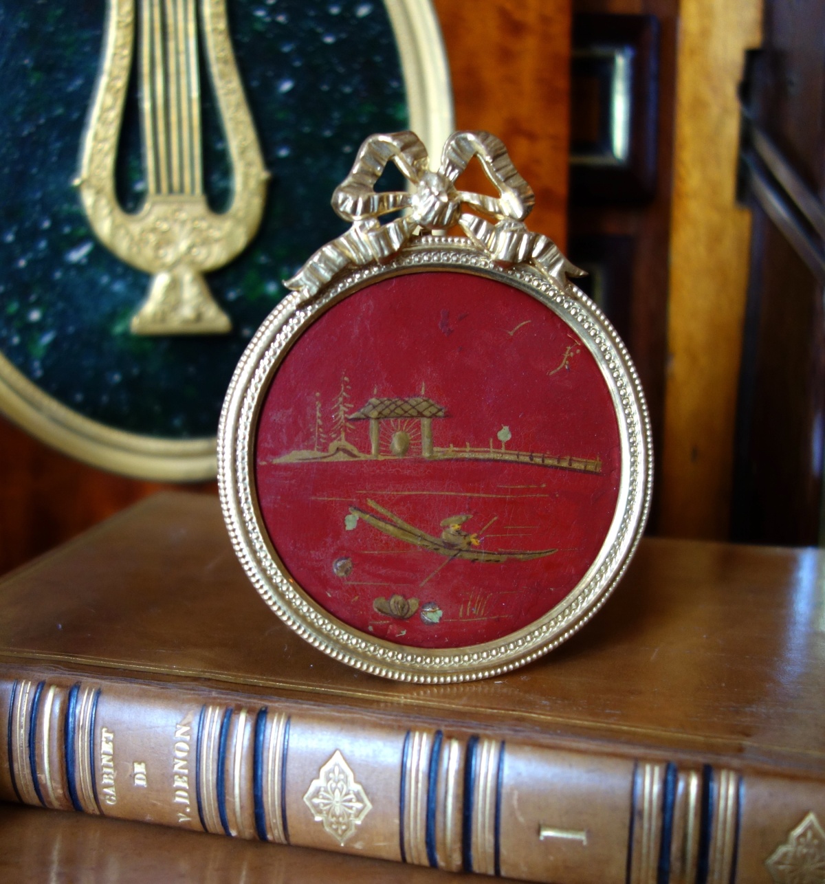 Détail — Miniature chinoiserie à suspendre ou poser - bronze et laque dans le goût de la Chine - vers 1900