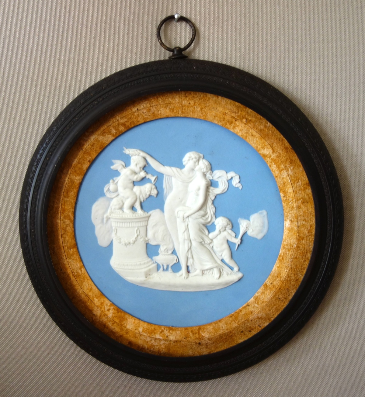 Détail — Important médaillon néoclassique en biscuit de Wedgwood - Venus et Apollon - 26cm