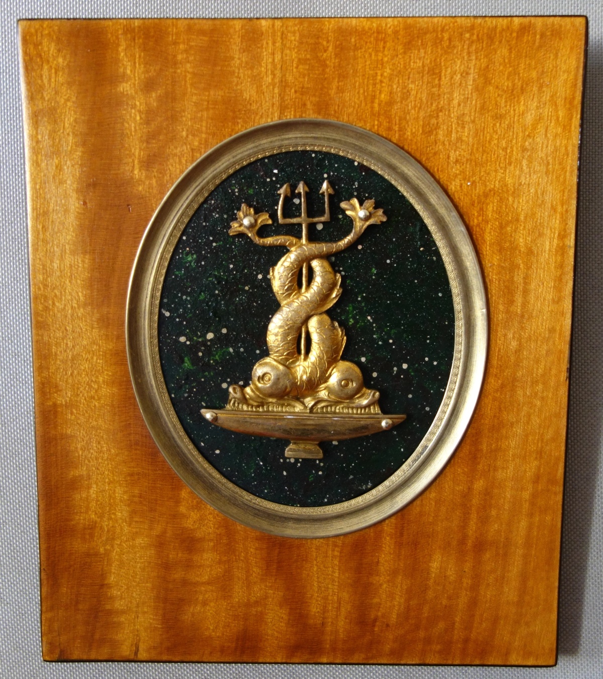 Détail — Miniature trophée de dauphins en bronze doré sur fond porphyre dans cadre en citronnier