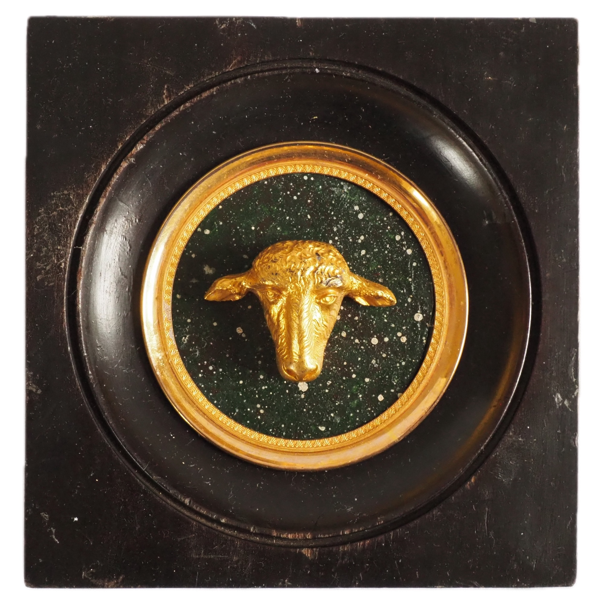 Miniature tête d'agneau, souvenir du Grand Tour, bronze doré sur fond porphyre