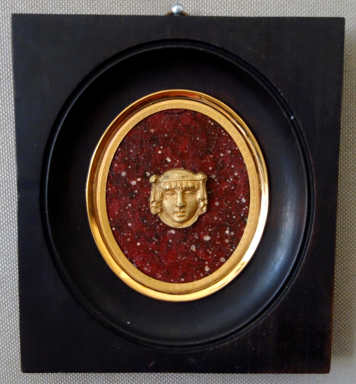 Détail — Ravrio : portrait miniature d'égyptienne, souvenir du Grand Tour, bronze doré fond porphyre
